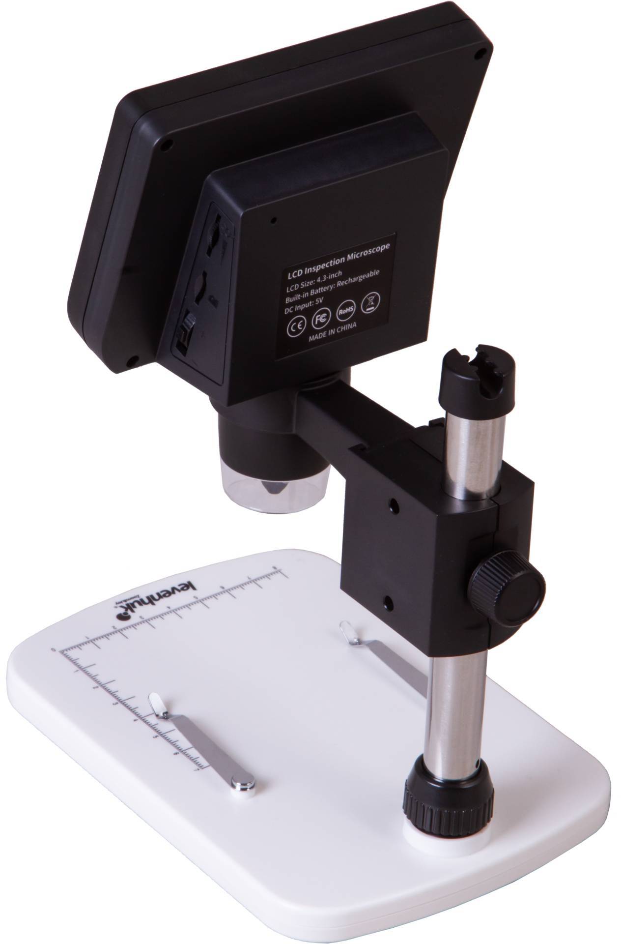 Microscope numérique sur un support blanc ajustable avec bras mobile et affichage LED, conçu pour grossir des objets de petite taille.