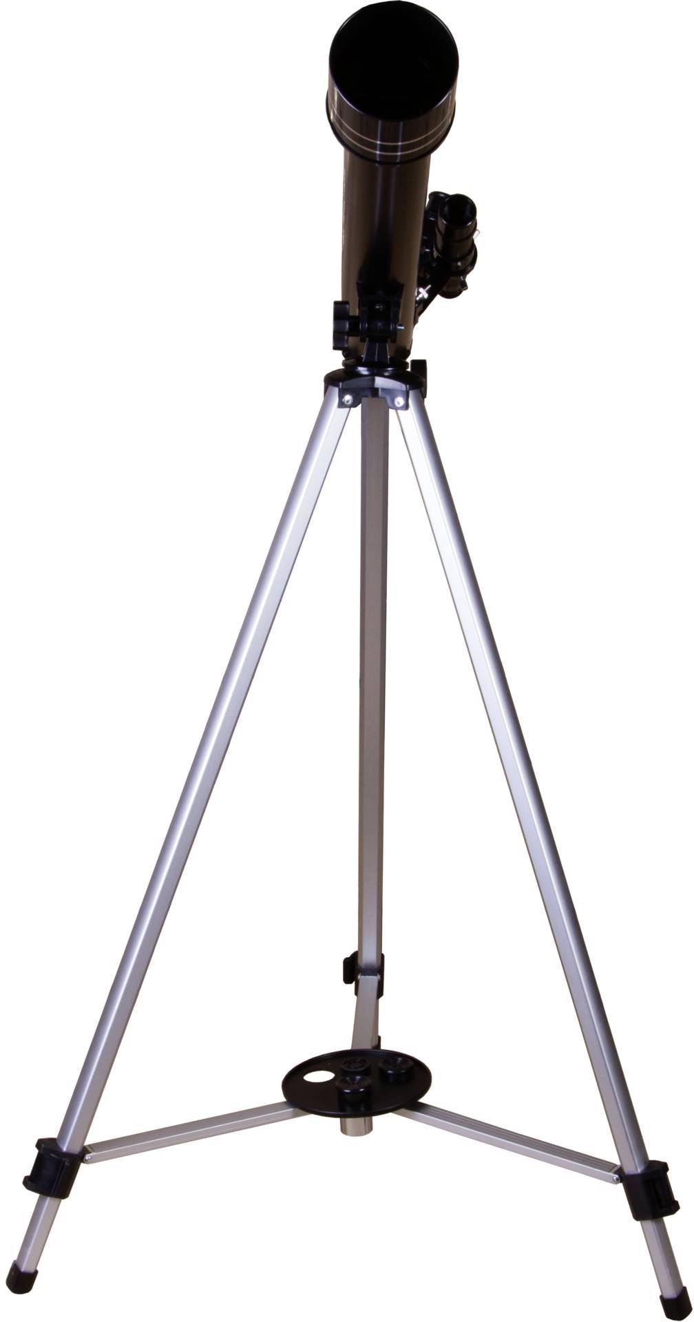 Un télescope noir sur un trépied en aluminium à trois pieds, entièrement déployé, devant un fond blanc.