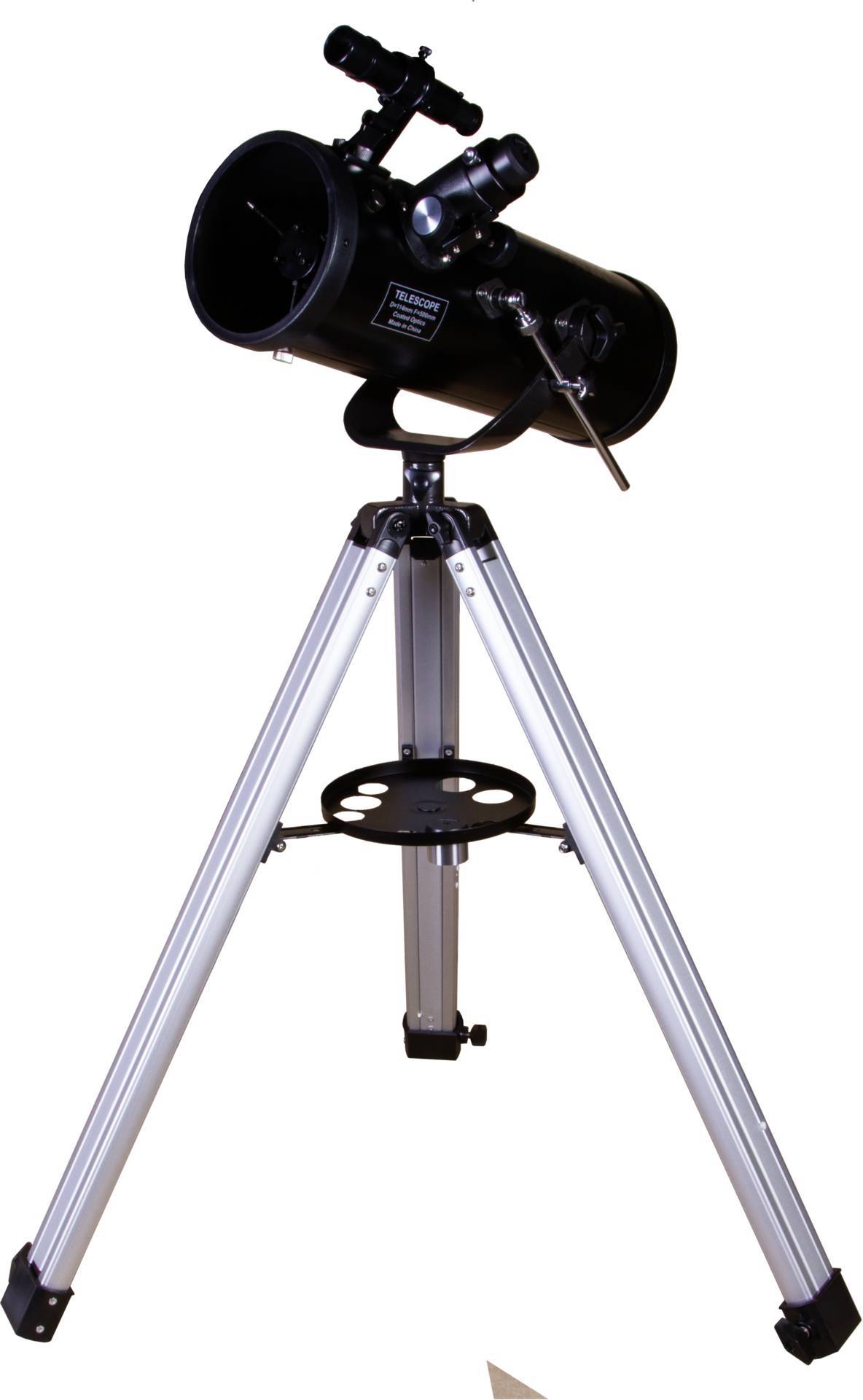 Un télescope noir est posé sur un trépied argenté. Il est dirigé vers le ciel et dispose d'un chercheur supplémentaire.