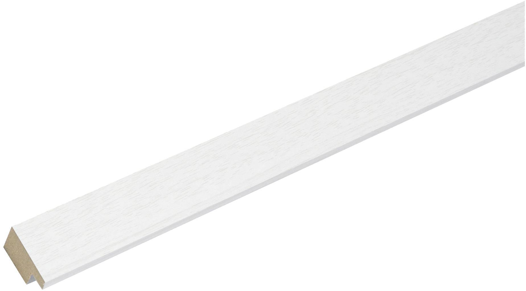 Une baguette en bois blanche est placée en diagonale. Adaptée aux applications décoratives ou aux travaux de finition intérieurs.