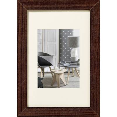 Salon avec un meuble moderne : chaise en bois avec coussin noir, table d'appoint claire avec tasses à café et lampe élégante.