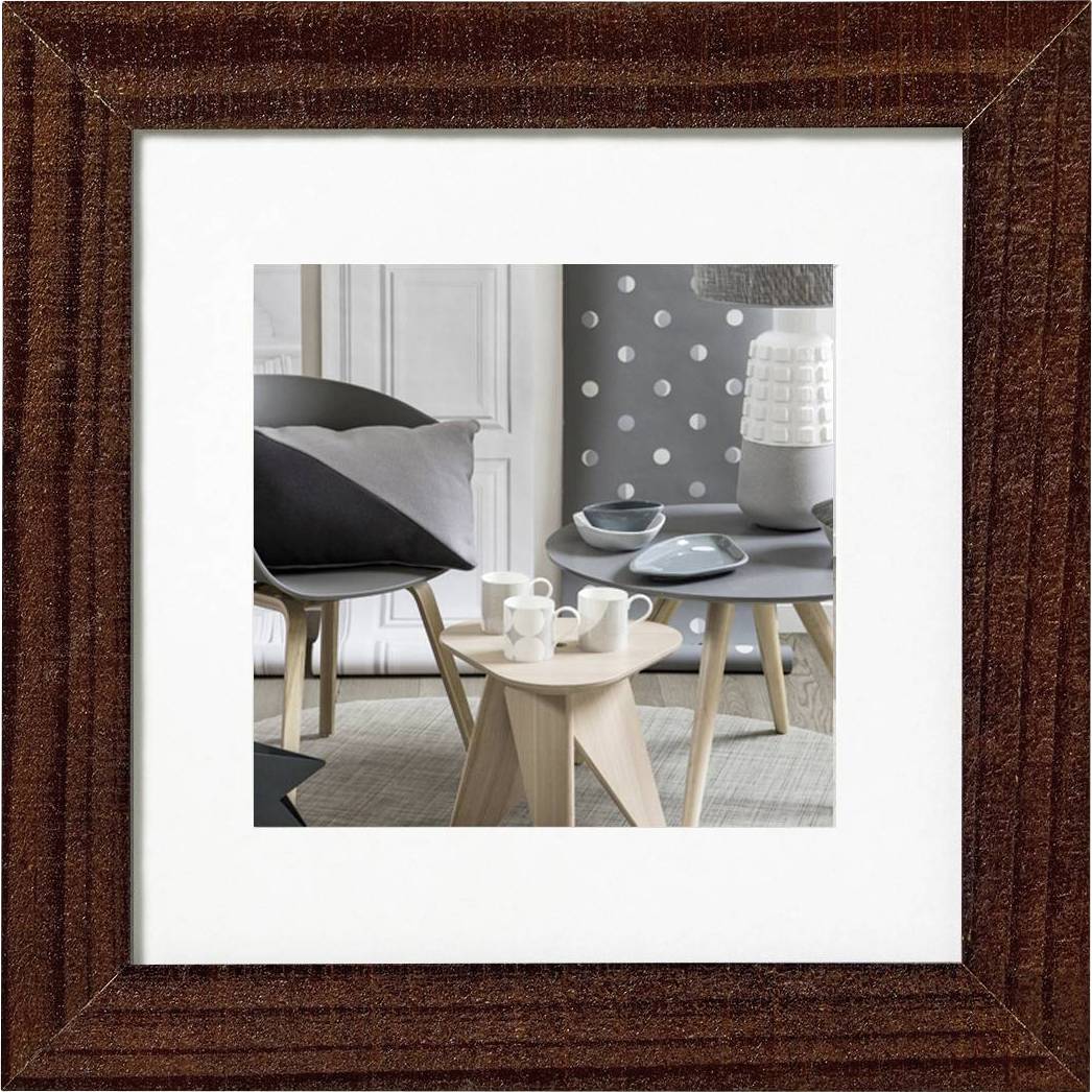 Un salon avec des meubles en bois modernes : Une petite table avec des tasses à café, une table plus grande avec des assiettes et une lampe.