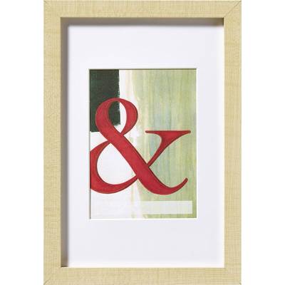 Un tableau encadré représente un grand symbole "&" rouge sur un fond abstrait aux tons verts et blancs.
