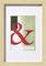 Un tableau encadré représente un grand symbole "&" rouge sur un fond abstrait aux tons verts et blancs.