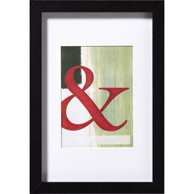 Un tableau encadré présente un grand symbole esperluette '&' rouge sur un fond abstrait aux tons de vert et de beige.