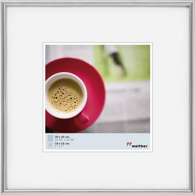 Une tasse de café posée sur une soucoupe rouge est placée sur un journal. À l'arrière-plan, on distingue des détails verts flous et de moyenne intensité.