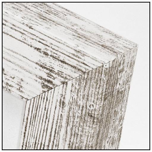 Panneau de bois avec grain blanc et rustique, souligné par des lignes diagonales, révélant des détails artisanaux et une surface texturée.