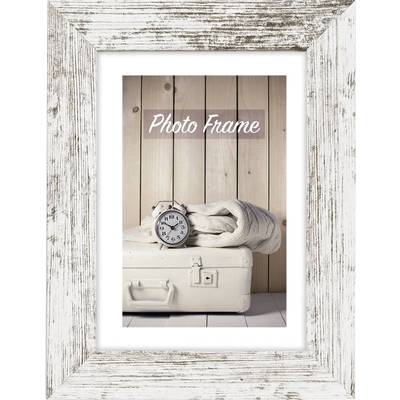 Cadre en bois avec image : Une valise empilée et un réveil devant des panneaux en bois. Un pull plié est posé par-dessus. Texte : 'Photo Frame'.