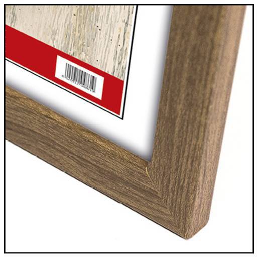 Gros plan sur un coin de cadre en bois avec un code-barres sur un papier en arrière-plan.