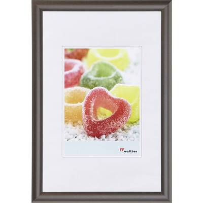 Une photo de bonbons gélifiés colorés, sucrés et en forme de cœur disposés sur des pierres blanches. En dessous se trouve le logo de 'Walther'.