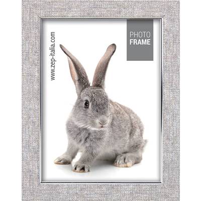 Un lapin gris est assis sur un fond clair dans un cadre rectangulaire avec une bordure en textile grise.