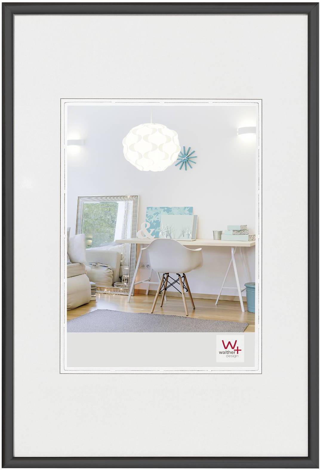 Une pièce lumineuse avec une table blanche, une chaise et un miroir. Un tableau est accroché au mur. La lampe est décorative.