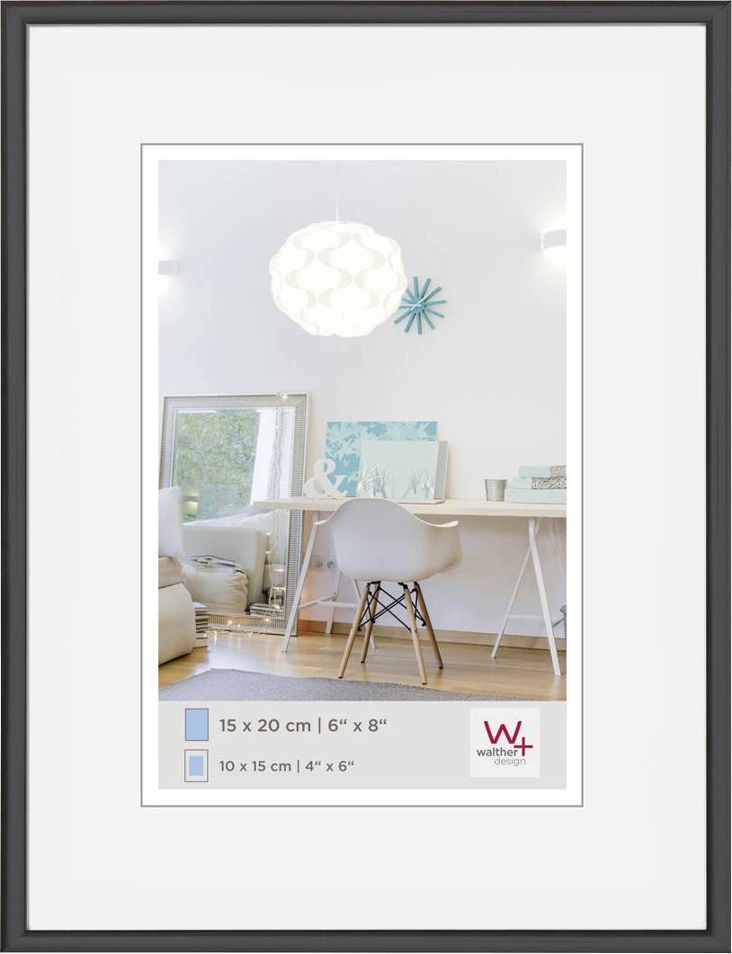 Un espace moderne au design épuré, comprenant un bureau blanc, une chaise et un grand miroir. Des touches de couleur discrètes apportent des accents subtils.