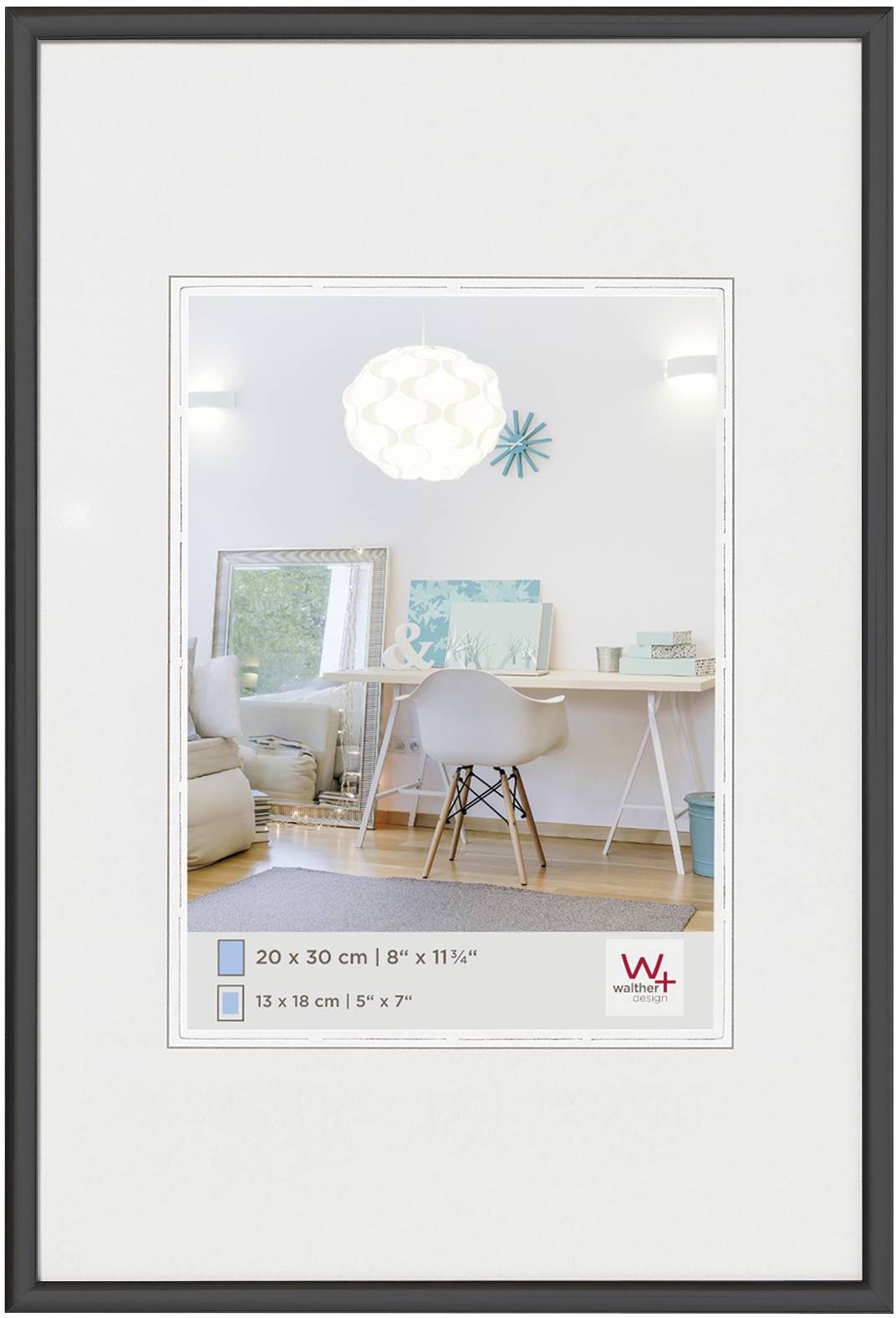 Une chambre avec un bureau et une chaise, un miroir encadré et des décorations. Mode d'emploi pour l'accrochage de cadres en premier plan.