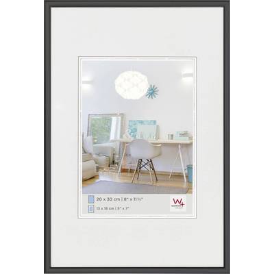 Affiche encadrée représentant un salon moderne; murs blancs, une table avec une chaise, un miroir et une œuvre décorative en arrière-plan.