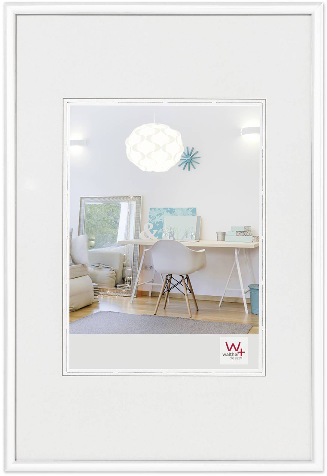 Un espace moderne et lumineux avec un bureau blanc, une chaise et un grand miroir. Une décoration intérieure subtile souligne l'élégance épurée.