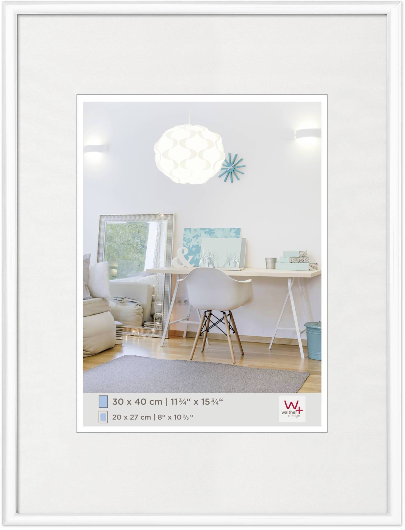 Un espace moderne et minimaliste aménagé avec un bureau, une chaise et des éléments décoratifs. Une ambiance lumineuse et chaleureuse.