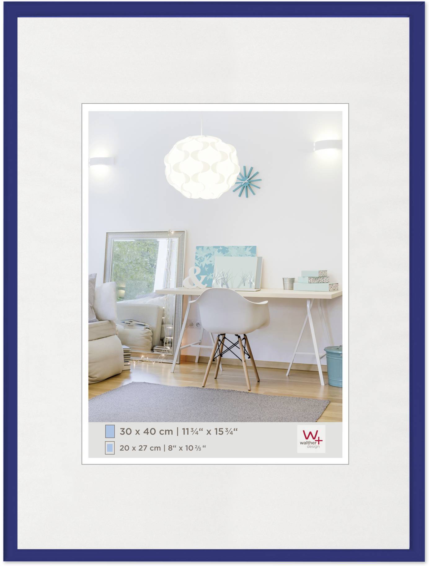 Cadre photo avec bordure bleue, montrant un bureau moderne avec chaise et lampe dans une pièce lumineuse. Dimensions : 30 x 40 cm.