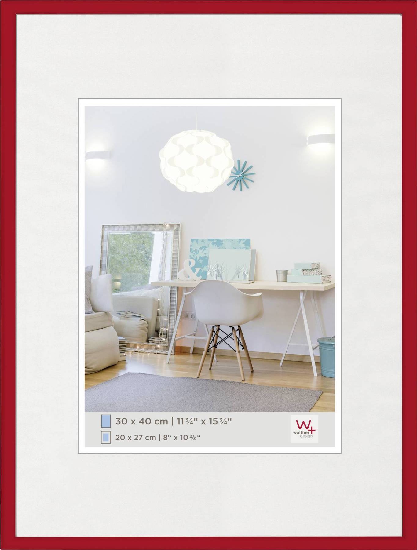 Un cadre blanc avec une bordure rouge présente une chambre moderne avec un bureau blanc, une chaise et des éléments décoratifs. Dimensions : 30 x 40 cm.