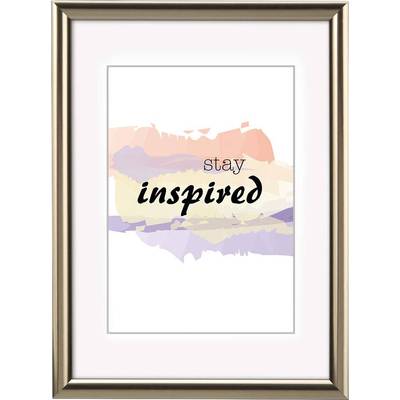 Citation encadrée 'stay inspired' sur un fond aquarelle en tons pastel.