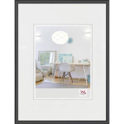 Un bureau lumineux et moderne avec un bureau blanc, une chaise et un grand miroir. Un tableau est visible en arrière-plan.