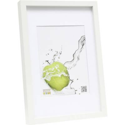 Une pomme verte est frappée par une vague d'eau claire. Un code QR est représenté dans un cadre blanc en haut à droite.