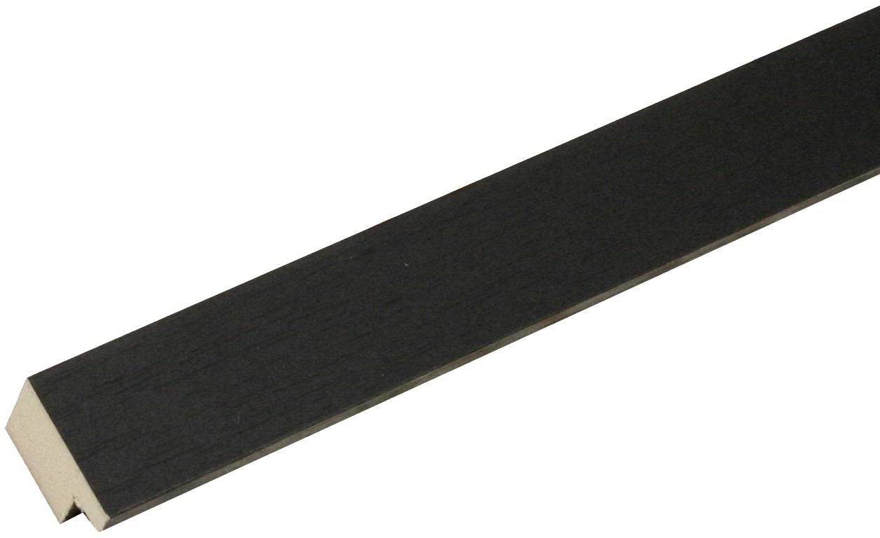 Une longue bande décorative en bois noir avec un bord anguleux à angle droit, adaptée aux plinthes ou aux habillages.