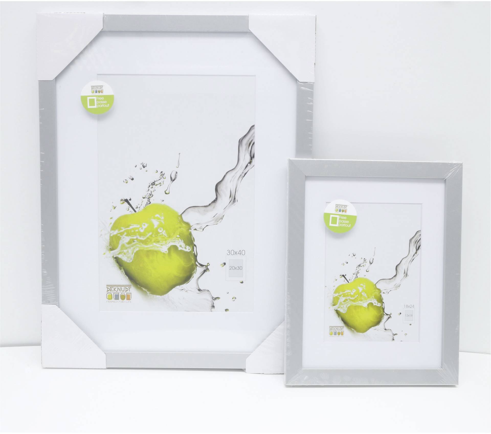 Deux cadres photo de différentes tailles avec un motif représentant une pomme verte et des éclaboussures d'eau sur un fond blanc.
