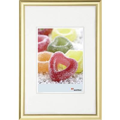 Un cadre doré encadrant une image avec des bonbons gélifiés colorés et sucrés, présentant un cœur rouge au premier plan.