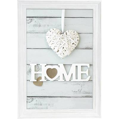 Un cadre présente un cœur fait de ficelle et le mot 'HOME', où le 'O' est remplacé par un cœur. L'arrière-plan est en bois patiné.
