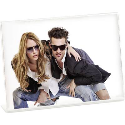 Un homme et une femme en tenue décontractée et portant des lunettes de soleil posent devant un fond blanc. Ils ont l'air détendus et modernes.