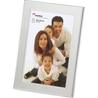 Une famille composée de deux adultes et deux enfants, souriant joyeusement à la caméra, pose pour une photo dans un cadre.