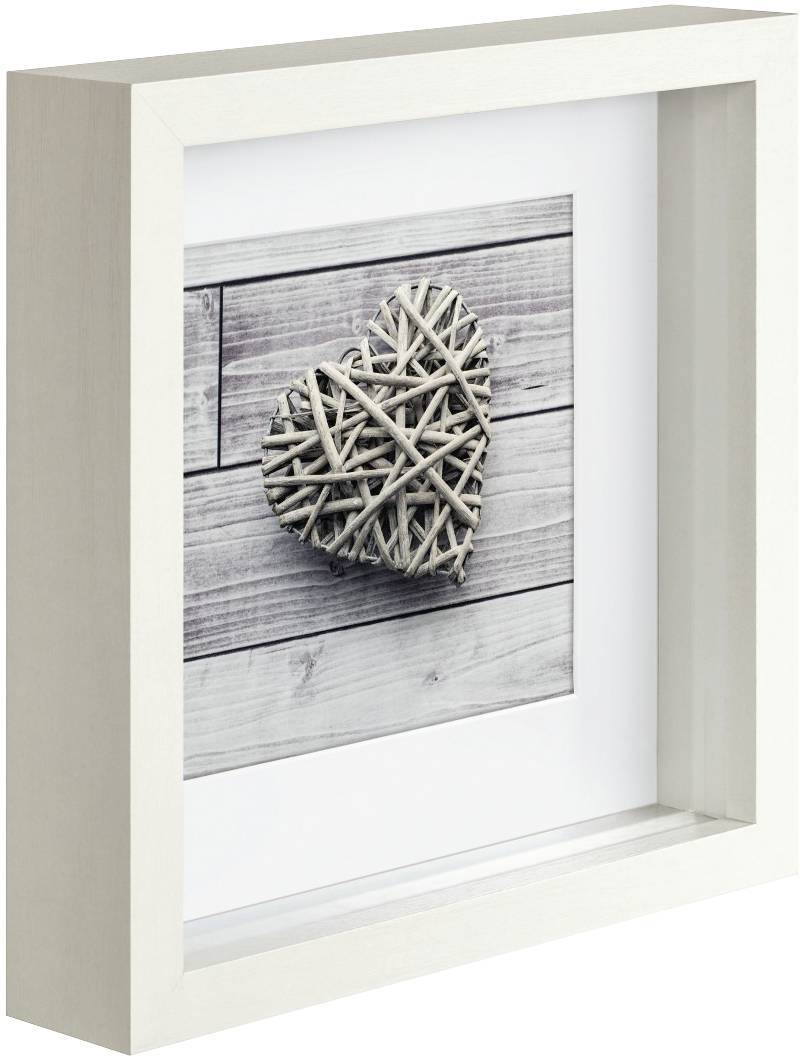 Cœur tressé de branchages, encadré sur du bois gris.