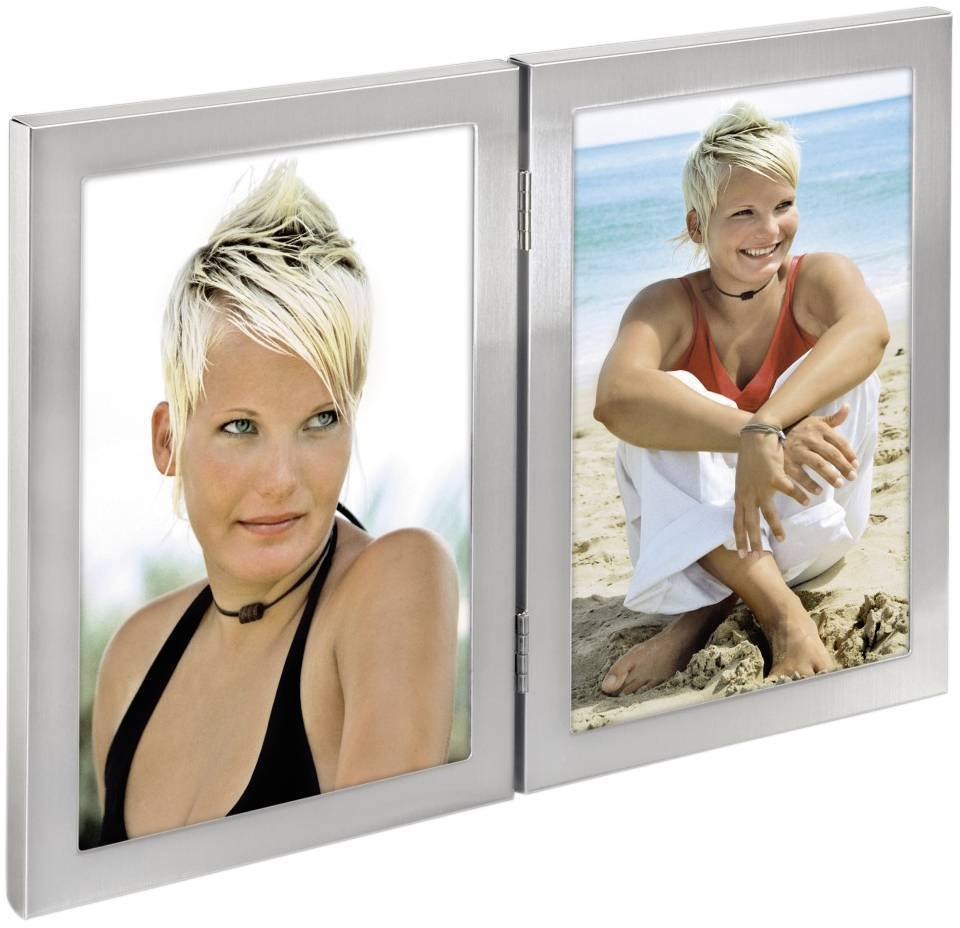 Une personne aux cheveux blonds courts portant un top noir est assise sur la plage. Sur la deuxième image, la même personne est assise dans le sable, souriante.