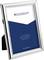 Le cadre photo est rectangulaire, de couleur argent et contient un logo de marque ainsi que du texte en plusieurs langues, dont 'Silver plated, lacquered'.