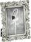 Dans un cadre artistiquement décoré, la photographie en noir et blanc montre une danseuse de ballet en pointes et dans une pose classique.