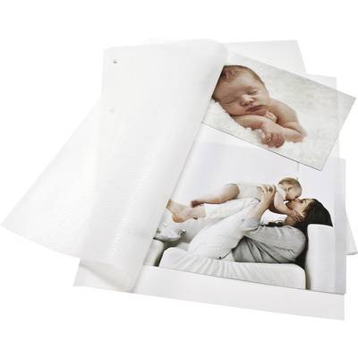 Photos sur de grandes pages transparentes ; un bébé dort en haut et en bas, un bébé joue avec une femme sur un canapé.