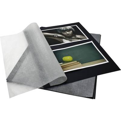 Album photo ouvert avec deux photos : en haut, un portrait de femme, en bas, une pile de livres avec une pomme posée dessus. Un feuillet transparent entre les deux.