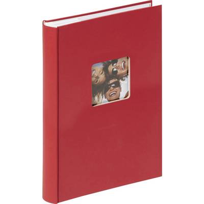 Album photo rouge avec une fenêtre carrée montrant l'image de trois personnes souriantes.
