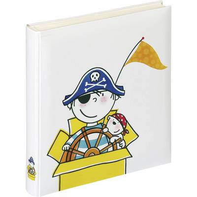 Un livre illustré pour enfants montrant un jeune pirate dans un coffre, tenant un gouvernail. Un drapeau orange est accroché au coffre.