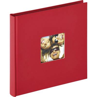 Album photo rouge avec une photo carrée en couverture montrant un trio souriant portant des lunettes de soleil, révélant des souvenirs joyeux.