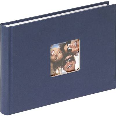 Un album photo bleu avec une découpe carrée sur la couverture. La découpe montre trois personnes souriantes.