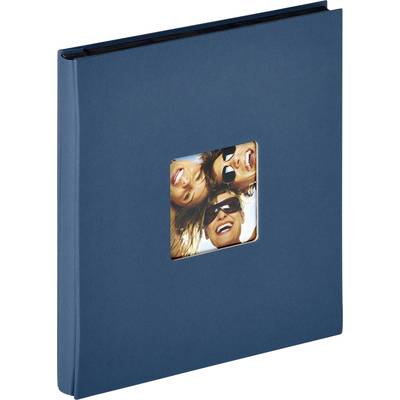 Album photo bleu avec une fenêtre carrée sur la couverture, montrant une photo de groupe souriante de trois personnes portant des lunettes de soleil.