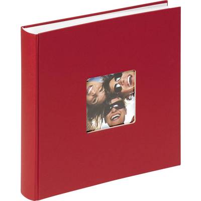 Album photo rouge avec une fenêtre carrée sur la couverture, montrant une photo de groupe joyeuse avec trois personnes souriantes portant des lunettes de soleil.