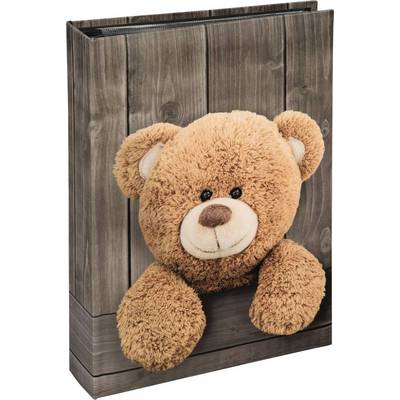 Un ours en peluche est assis sur une étagère en bois, sa tête et ses pattes avant dépassant. L'arrière-plan est composé de lattes de bois.