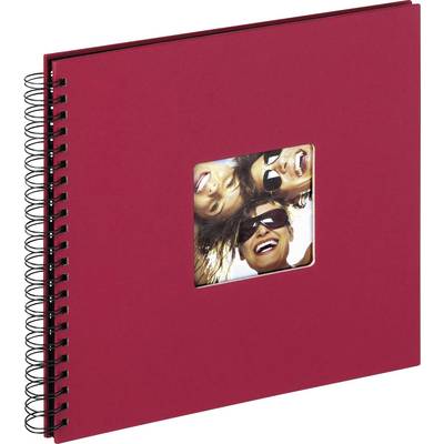 Album photo spiralé rouge avec une découpe carrée sur la couverture. Trois personnes souriantes portant des lunettes de soleil sont visibles sur la photo.
