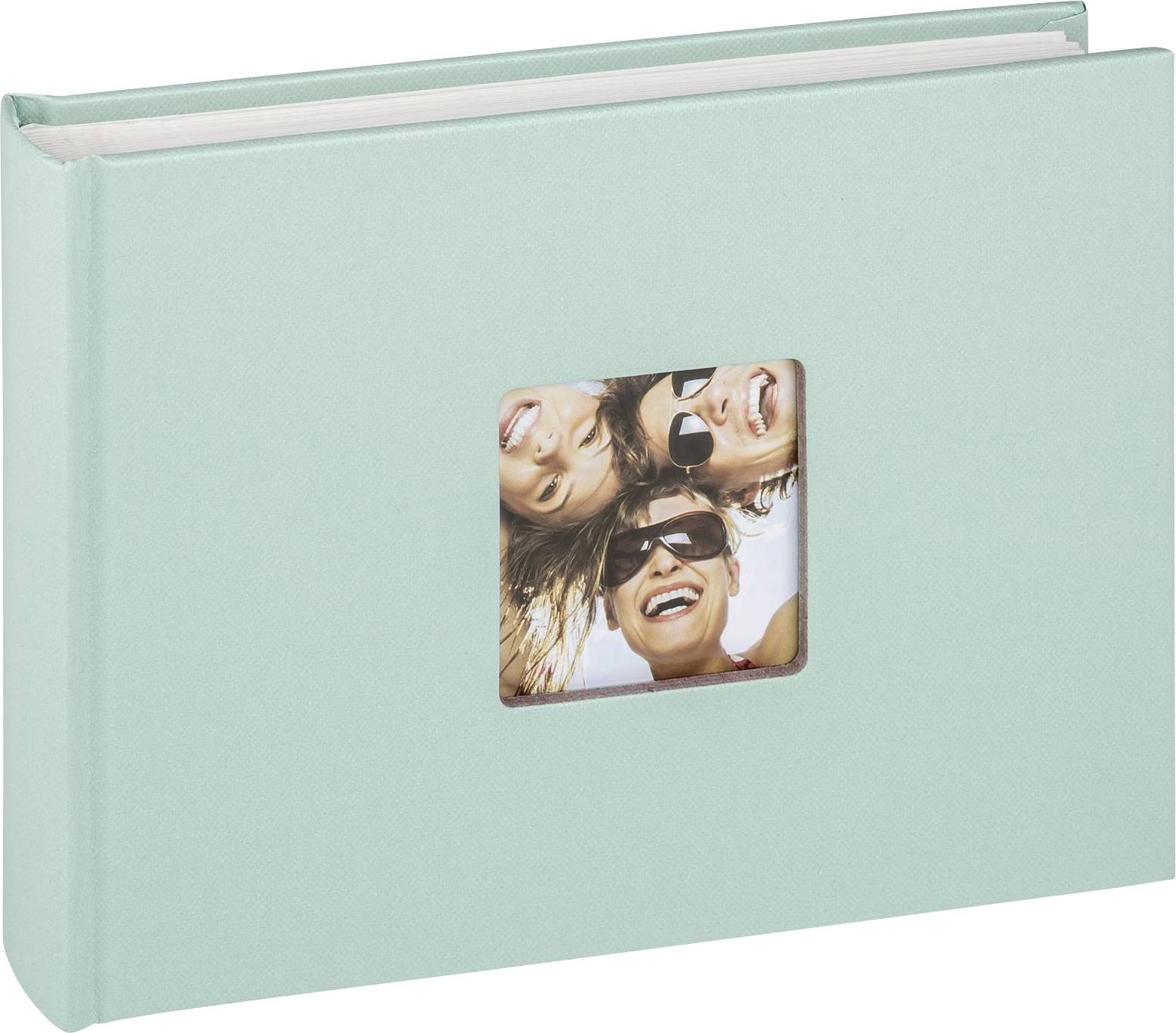 Un album photo vert menthe avec une découpe carrée, sur laquelle on voit une photo de groupe joyeuse de trois personnes portant des lunettes de soleil.