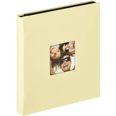 Album photo beige avec une découpe carrée sur la couverture, montrant trois personnes souriantes portant des lunettes de soleil.