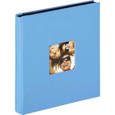 Un album photo bleu avec une petite photo de trois personnes souriantes sur la couverture.