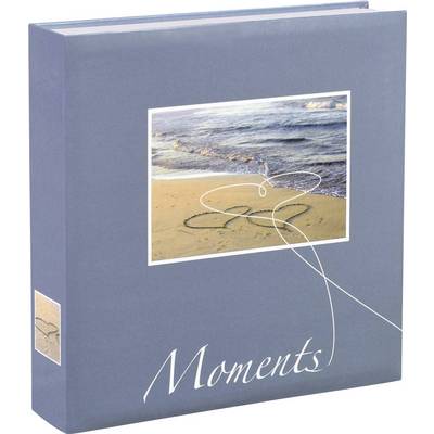 Album photo bleu portant l'inscription 'Moments' sur la couverture. Présente une photo de sable et de mer avec un cœur dessiné dans le sable.